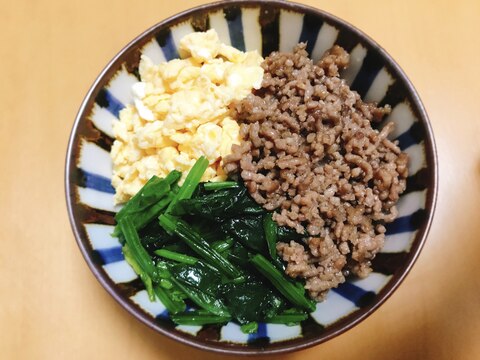 すき焼のたれで簡単♪ほうれん草の3色そぼろ丼